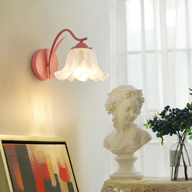 FleurRetro – Fransk Væglampe i Retrodesign med Haveblomstmotiv til Romantisk Indretning