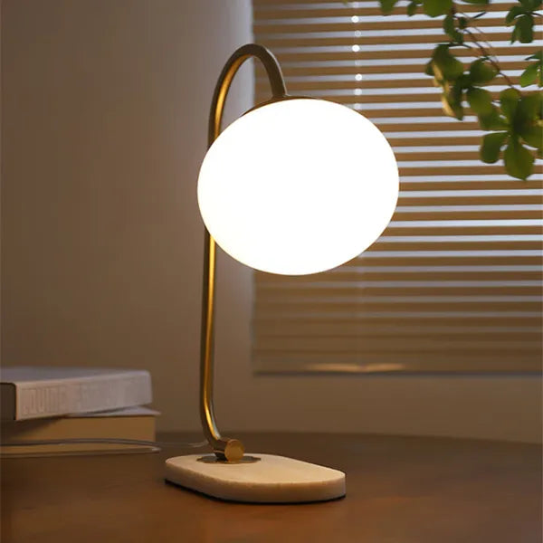 Skumfidus bordlampe i metal og glas – Moderne stilfuld lampe til stue, soveværelse og kontor