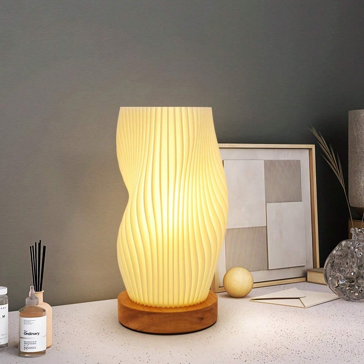 Serene Wavecrest Glow – Elegant Lampe i Bølget Design til Rolig og Stemningsfuld Belysning