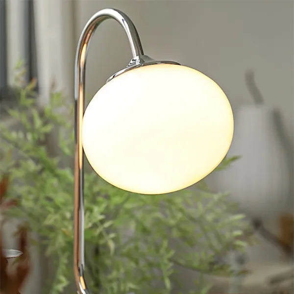 Skumfidus bordlampe i metal og glas – Moderne stilfuld lampe til stue, soveværelse og kontor