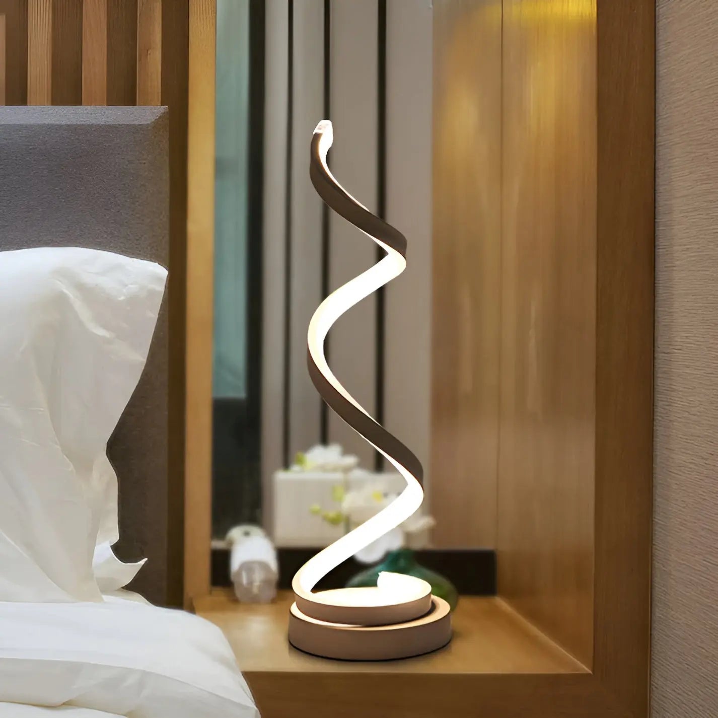 LumaSpire Lamp – Moderne Spiralformet LED Bordlampe med Øjenvendtligt Lys og Bæredygtigt Design