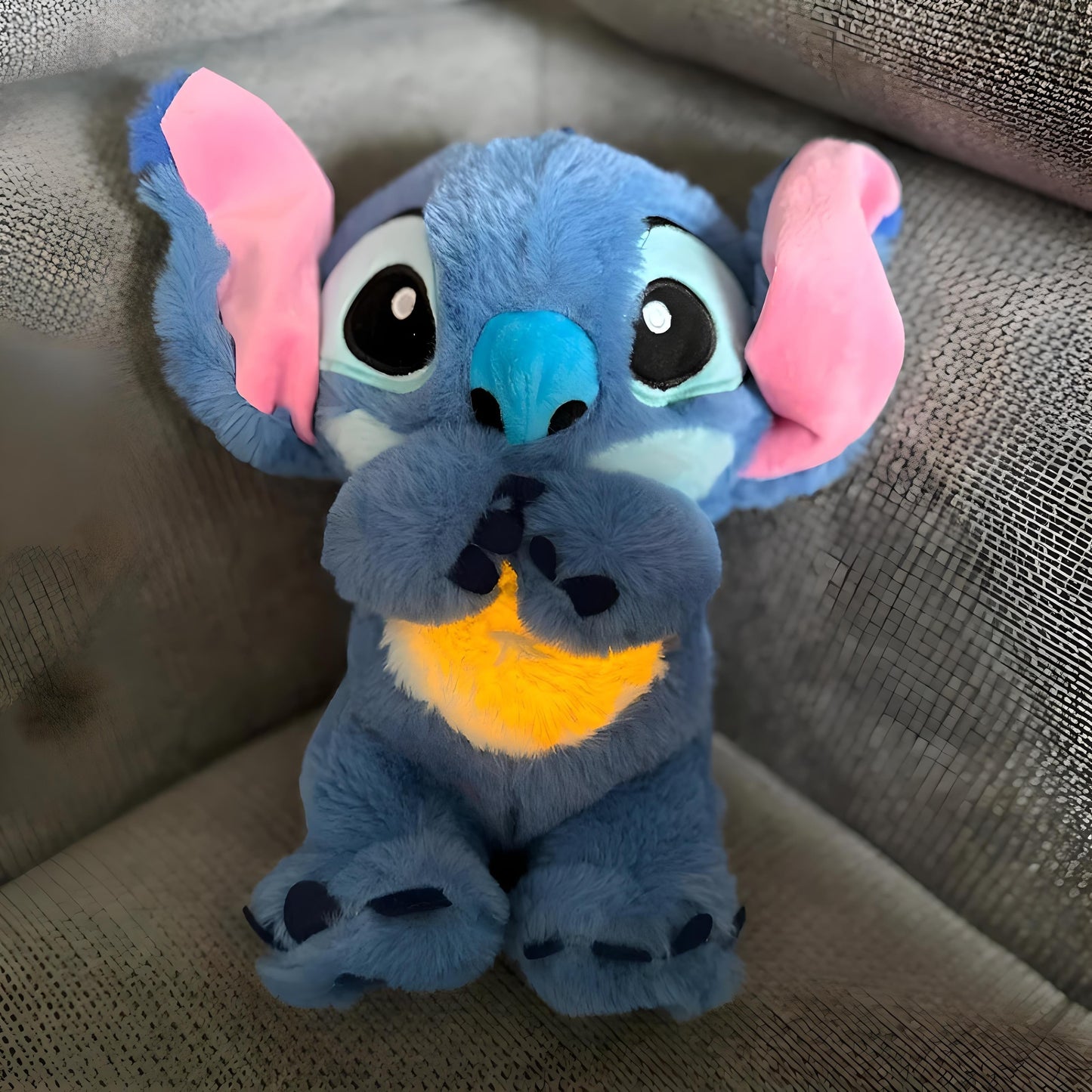Cuddle Stitch – Beroligende Krammebamse med Rolig Vejrtrækning og Blide Melodier