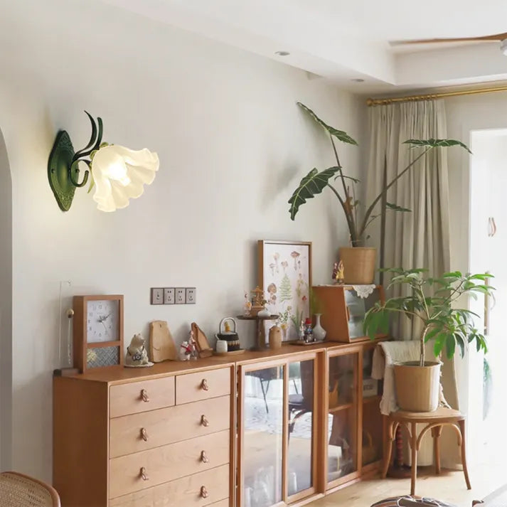 LilyBell Glow – Elegant Væglampe i Liljekonvaldesign til Romantisk og Naturlig Indretning