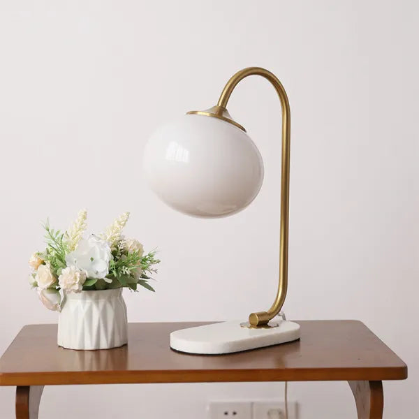 Skumfidus bordlampe i metal og glas – Moderne stilfuld lampe til stue, soveværelse og kontor