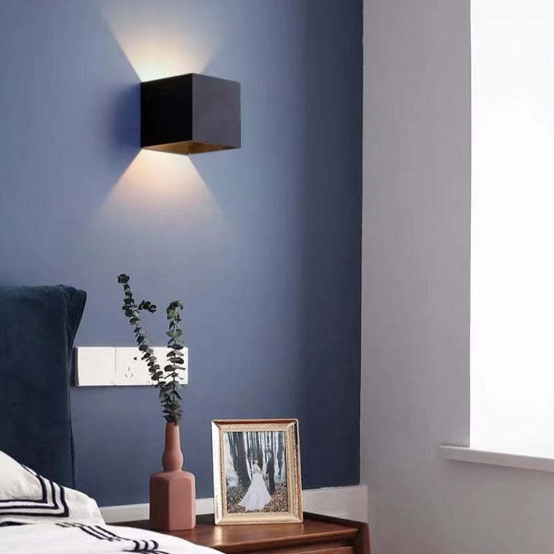 AquaLux LED – Moderne Vandtæt Væglampe i Aluminium til Udendørs og Indendørs Belysning