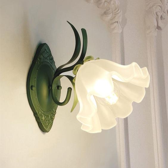 LilyBell Glow – Elegant Væglampe i Liljekonvaldesign til Romantisk og Naturlig Indretning