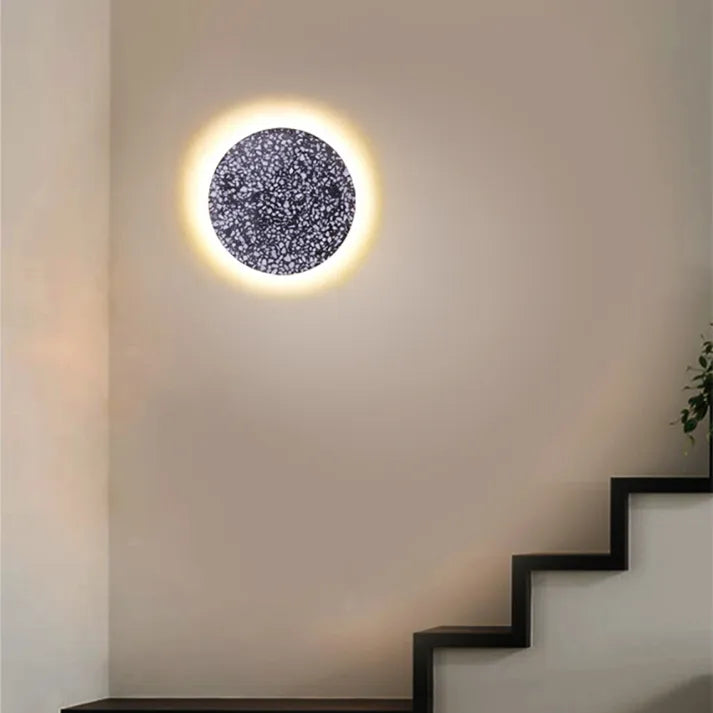 NordicTerrazzo Glow – Enkel Væglampe i Terrazzo til Stilfuld Belysning af Gang, Korridor og Trappe