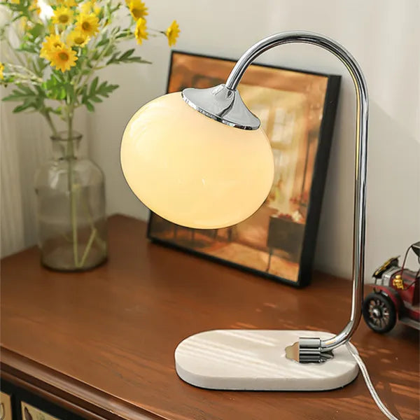 Skumfidus bordlampe i metal og glas – Moderne stilfuld lampe til stue, soveværelse og kontor