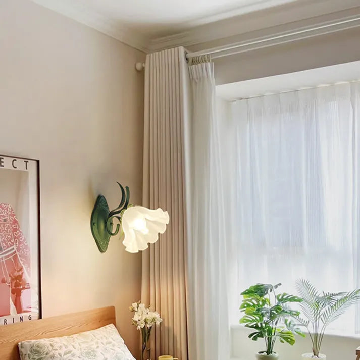 LilyBell Glow – Elegant Væglampe i Liljekonvaldesign til Romantisk og Naturlig Indretning
