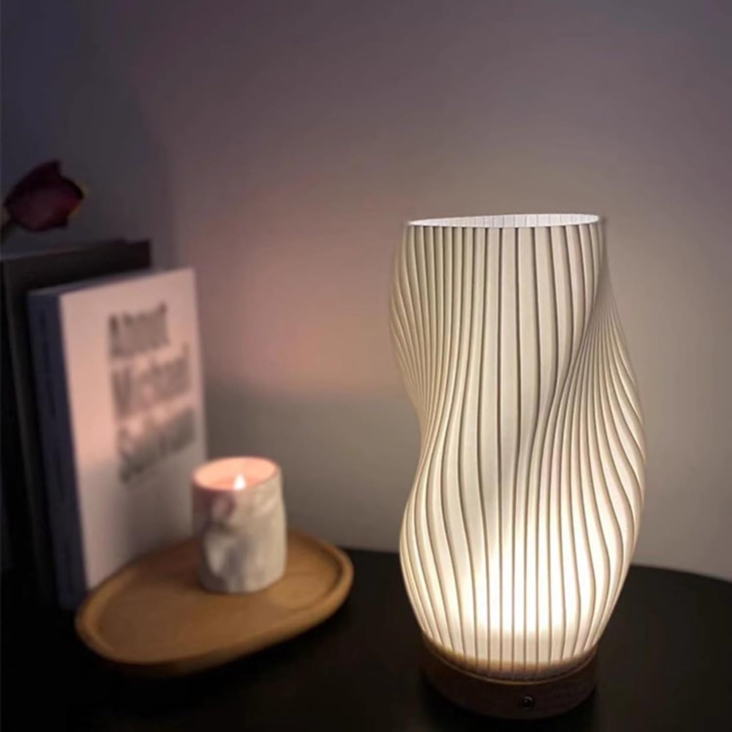 Serene Wavecrest Glow – Elegant Lampe i Bølget Design til Rolig og Stemningsfuld Belysning