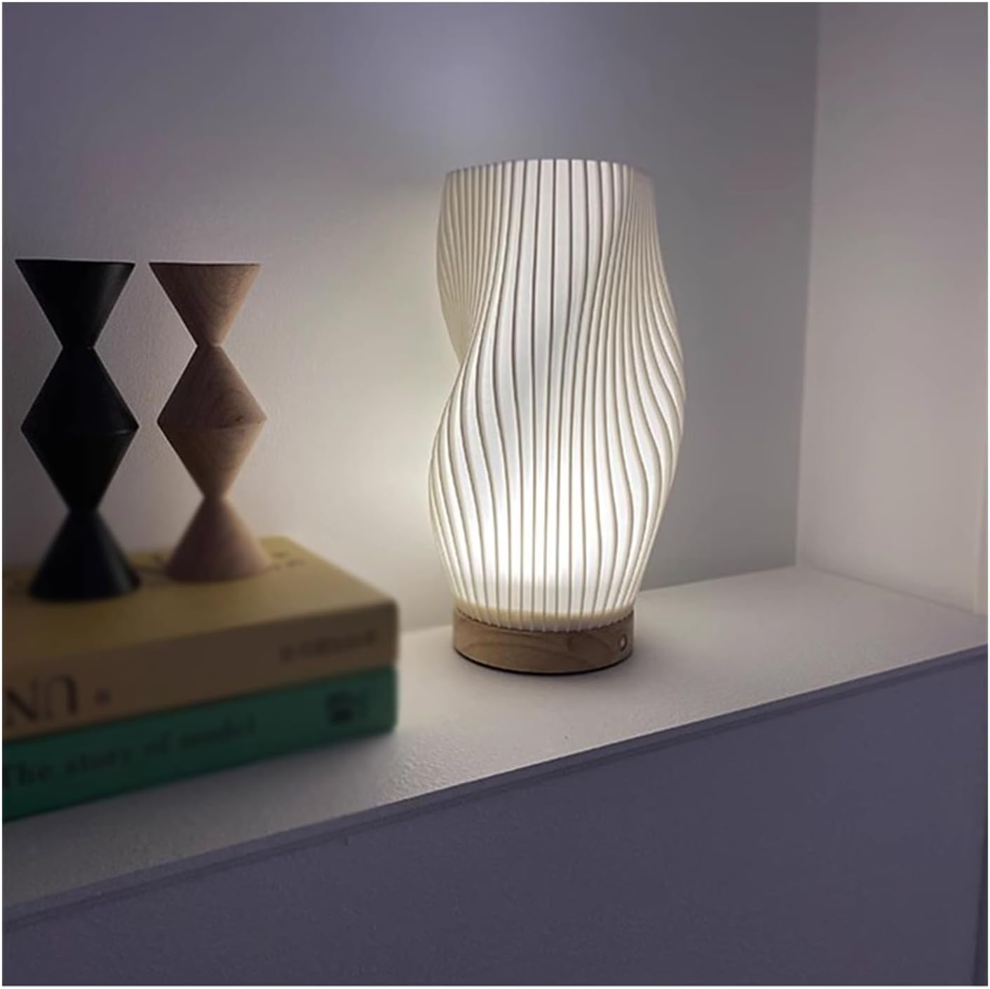 Serene Wavecrest Glow – Elegant Lampe i Bølget Design til Rolig og Stemningsfuld Belysning