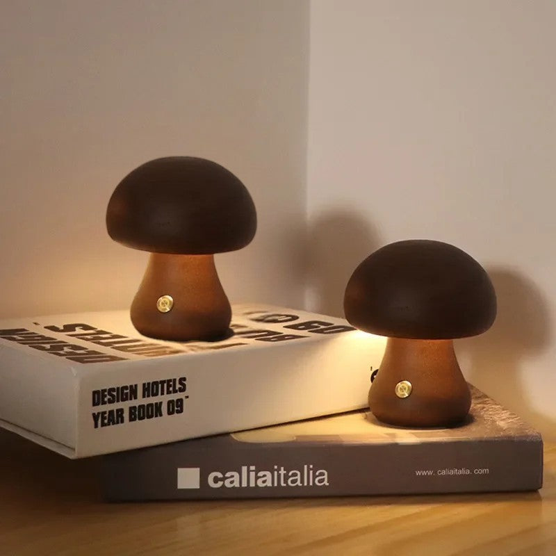 WoodShroom Light – Genopladelig Bordlampe i Træ med Dekorative Svampe til Hygge og Stemning