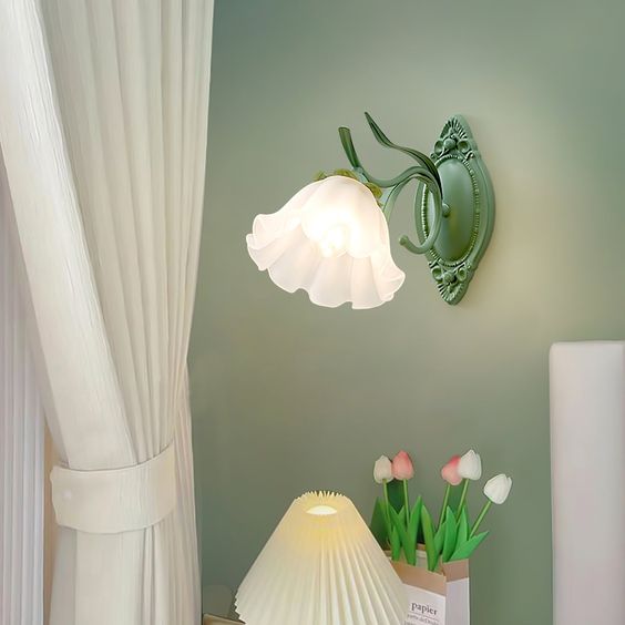 LilyBell Glow – Elegant Væglampe i Liljekonvaldesign til Romantisk og Naturlig Indretning