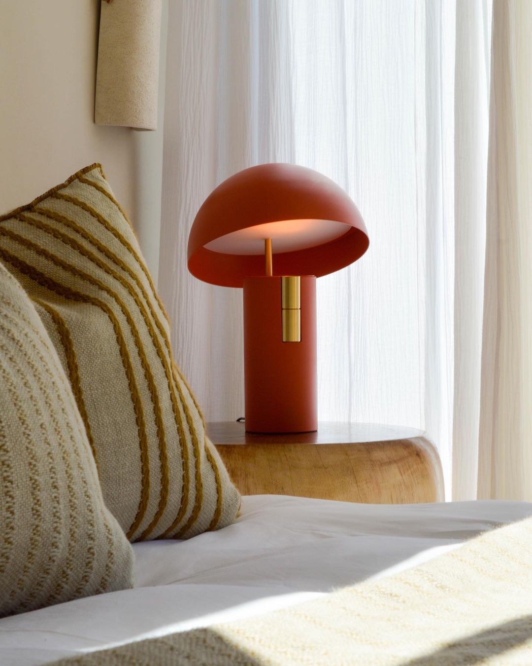 Avo Glow – Elegant Bordlampe i Moderne Design til Stue, Soveværelse og Kontor