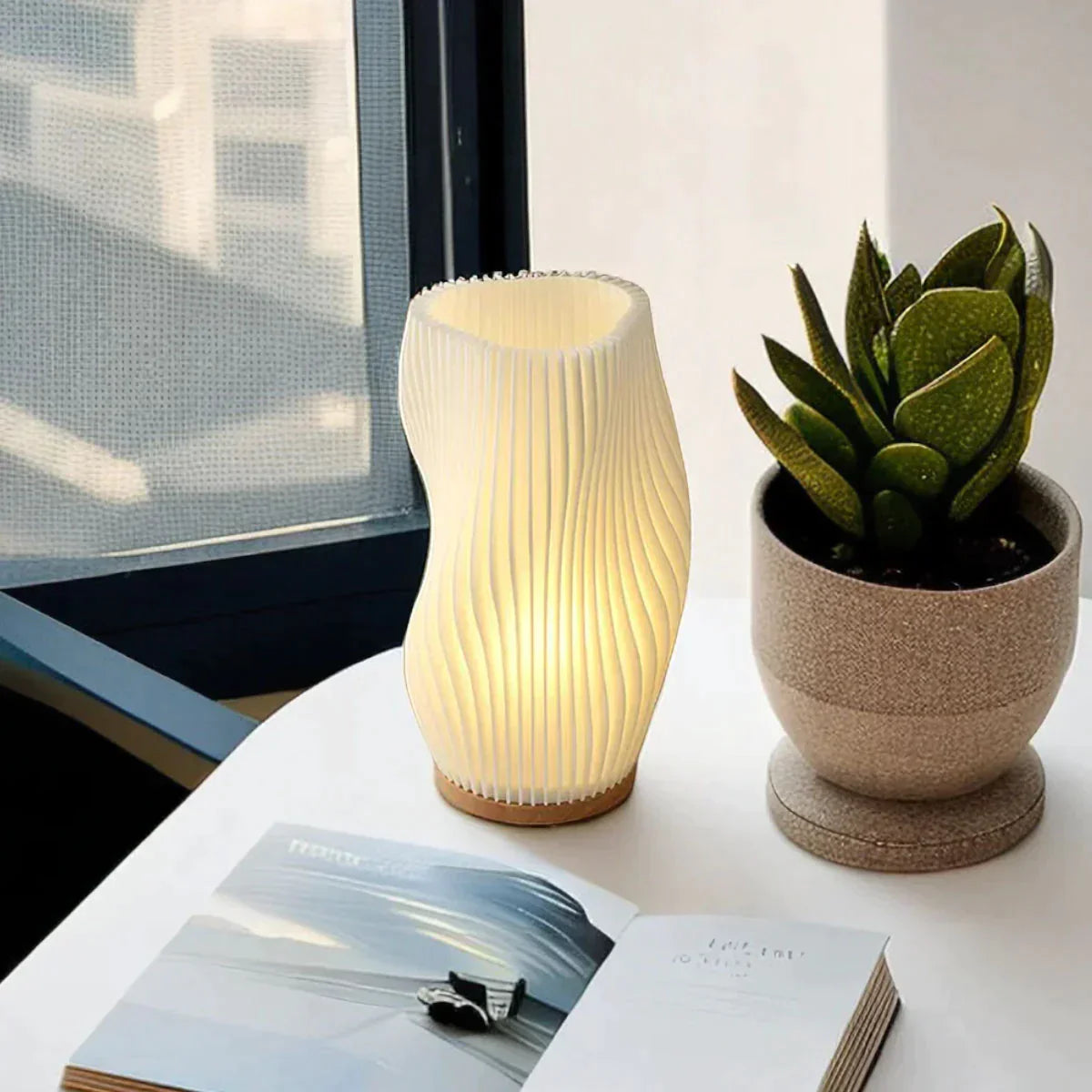 Serene Wavecrest Glow – Elegant Lampe i Bølget Design til Rolig og Stemningsfuld Belysning