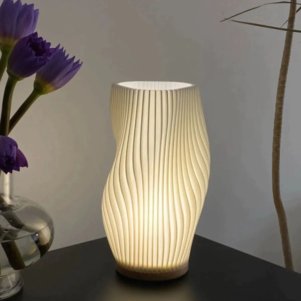 Serene Wavecrest Glow – Elegant Lampe i Bølget Design til Rolig og Stemningsfuld Belysning