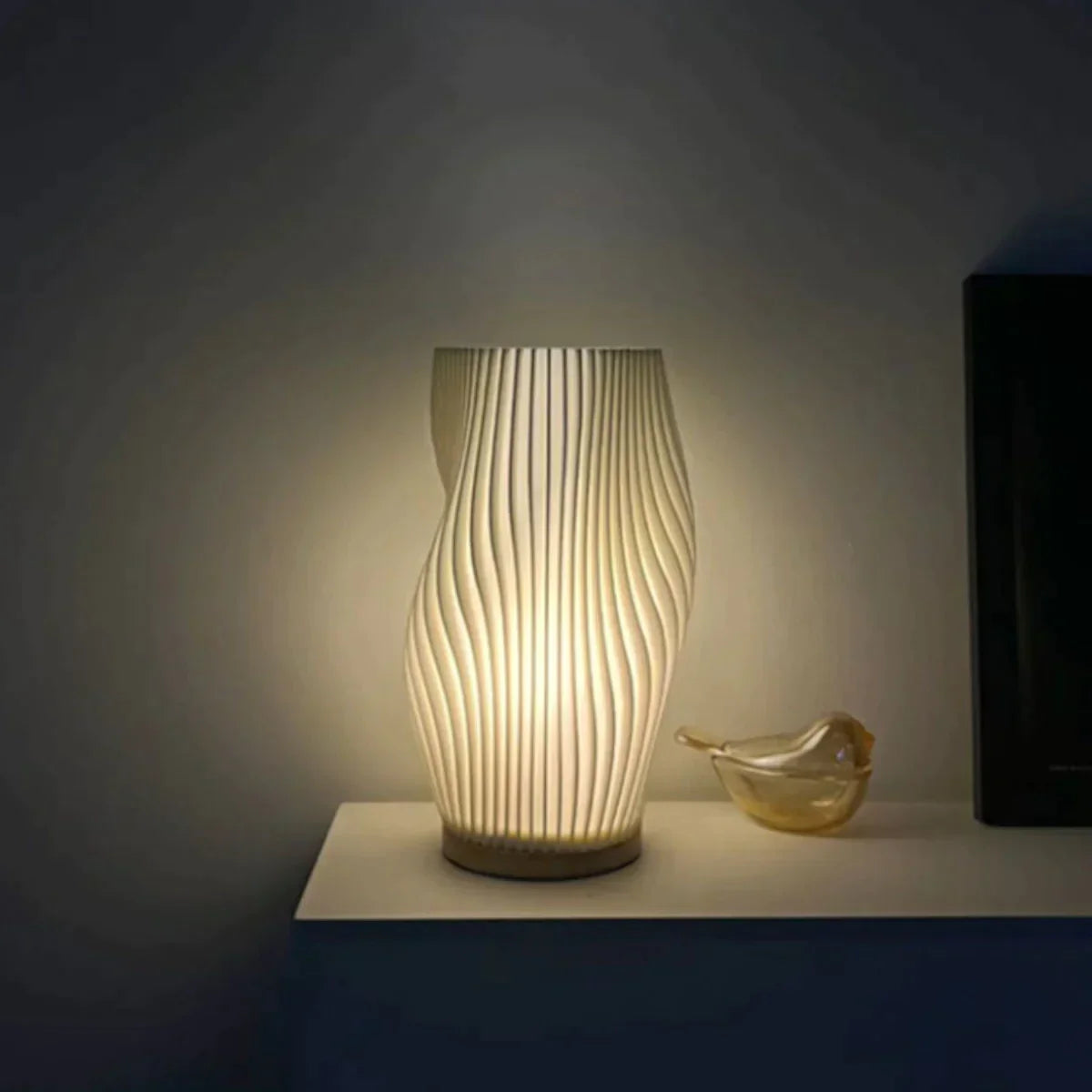 Serene Wavecrest Glow – Elegant Lampe i Bølget Design til Rolig og Stemningsfuld Belysning