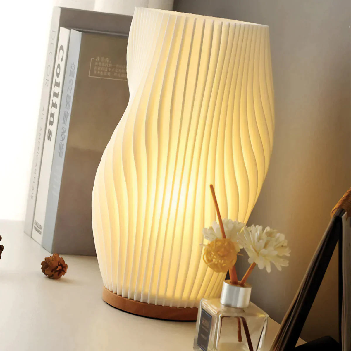 Serene Wavecrest Glow – Elegant Lampe i Bølget Design til Rolig og Stemningsfuld Belysning
