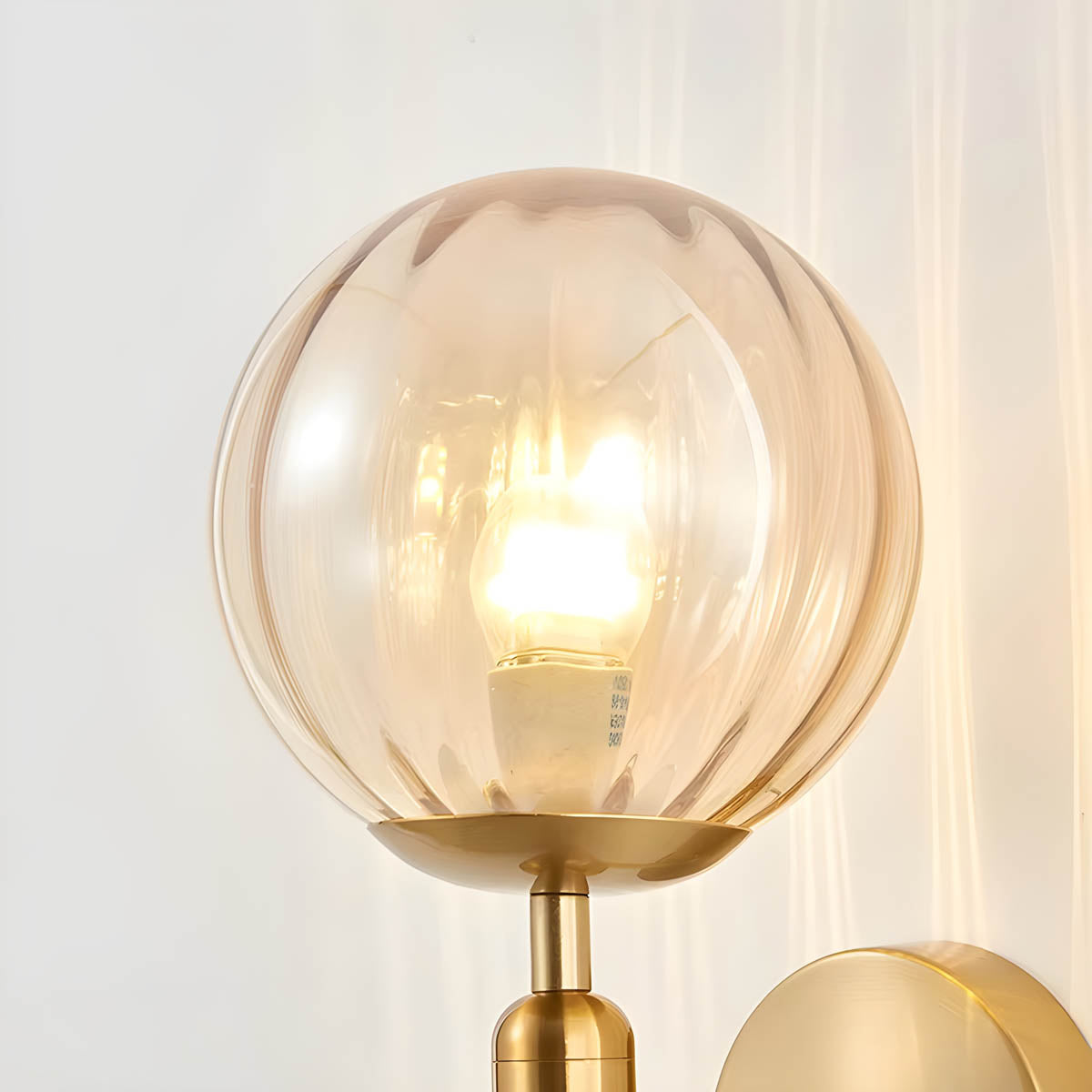 Clair Glow – Elegant Væglampe i Forarbejdet Glas til Moderne og Klassisk Indretning