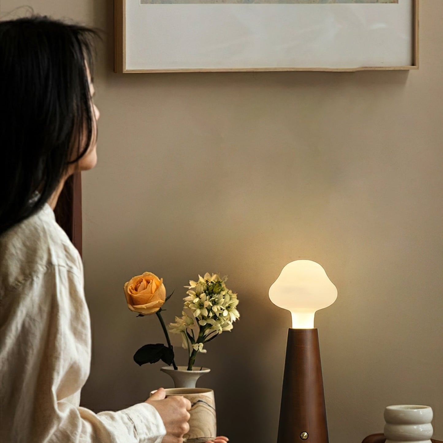 Cloudlet Glow – Blød og Elegant Bordlampe i Skyinspireret Design til Hygge og Moderne Indretning