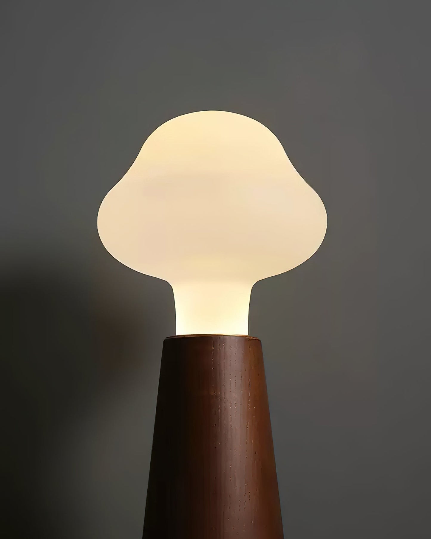 Cloudlet Glow – Blød og Elegant Bordlampe i Skyinspireret Design til Hygge og Moderne Indretning