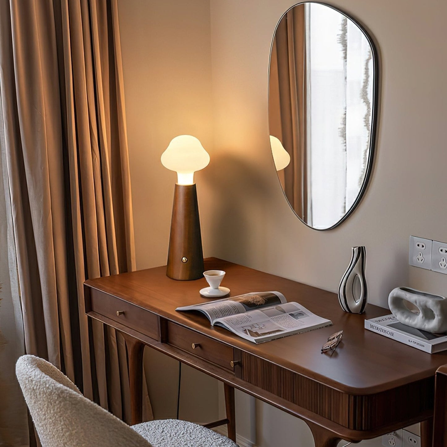 Cloudlet Glow – Blød og Elegant Bordlampe i Skyinspireret Design til Hygge og Moderne Indretning