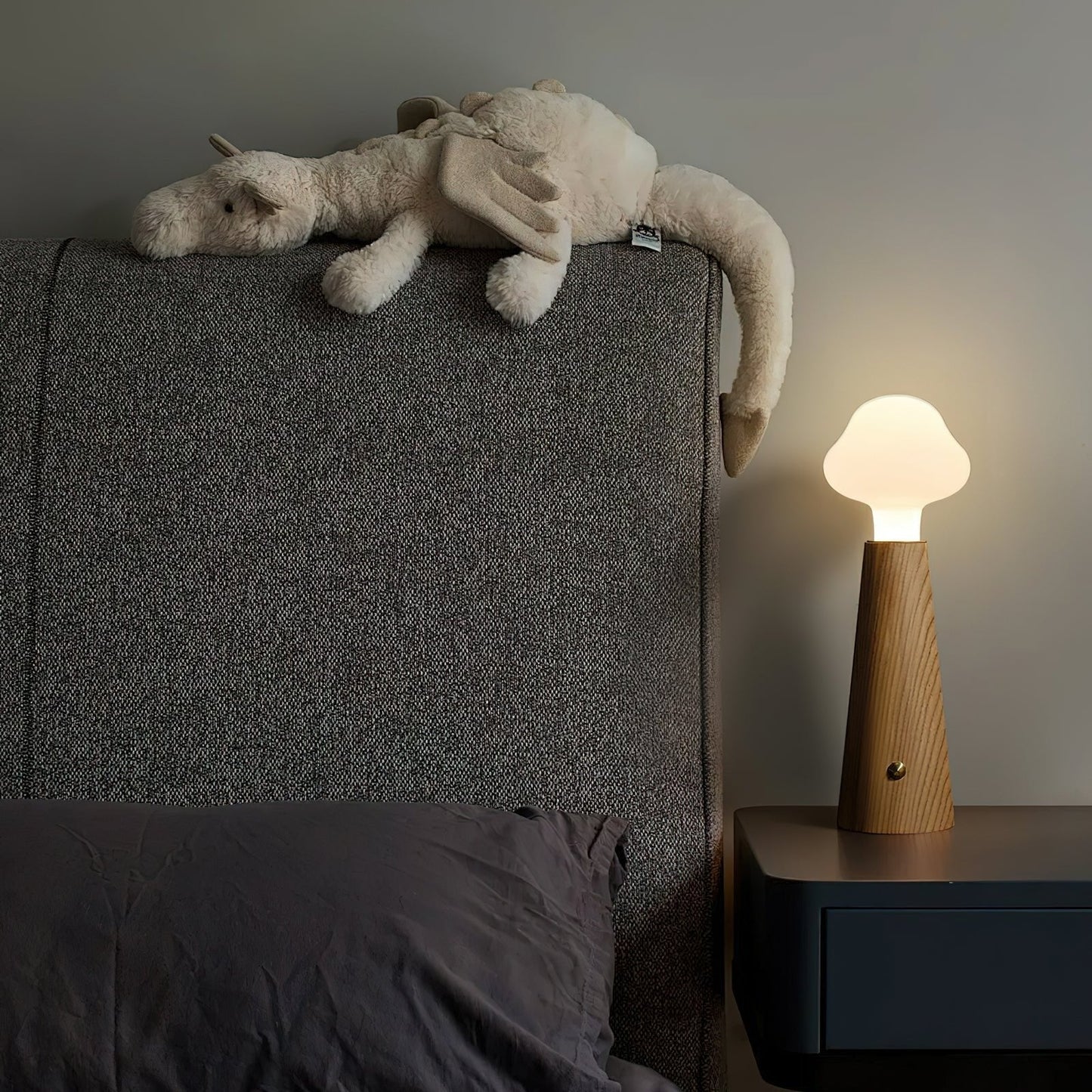 Cloudlet Glow – Blød og Elegant Bordlampe i Skyinspireret Design til Hygge og Moderne Indretning