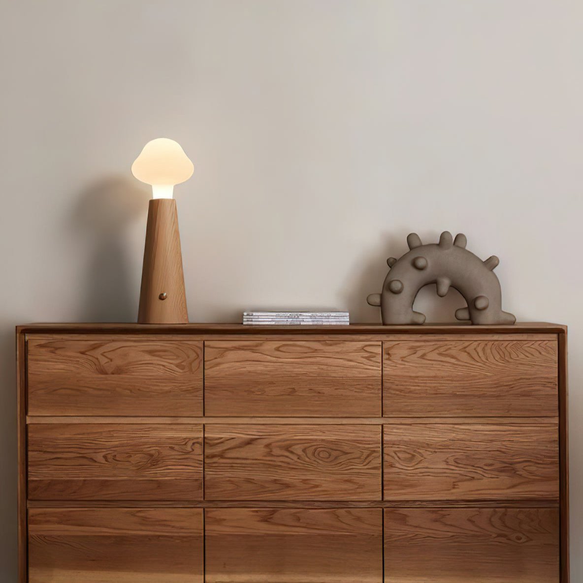 Cloudlet Glow – Blød og Elegant Bordlampe i Skyinspireret Design til Hygge og Moderne Indretning