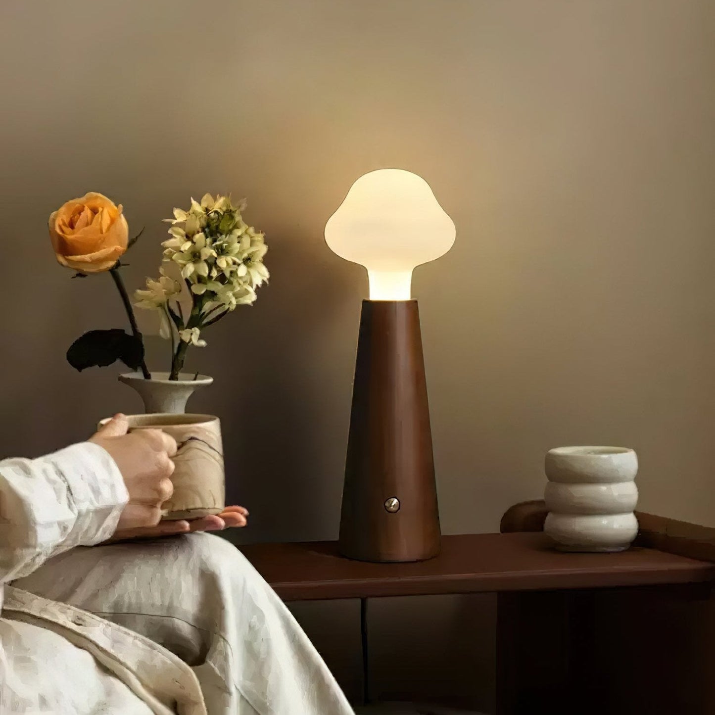 Cloudlet Glow – Blød og Elegant Bordlampe i Skyinspireret Design til Hygge og Moderne Indretning