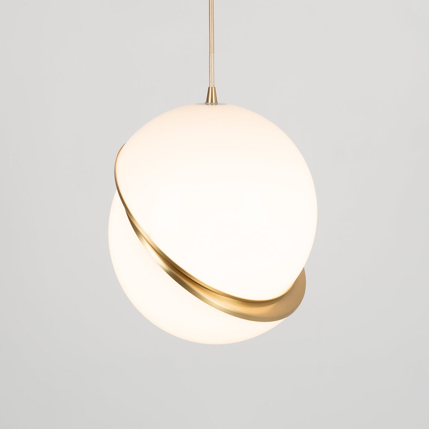 Halvmåne Pendel – Moderne Loftlampe i Unikt Måneformet Design til Spisestue og Stue