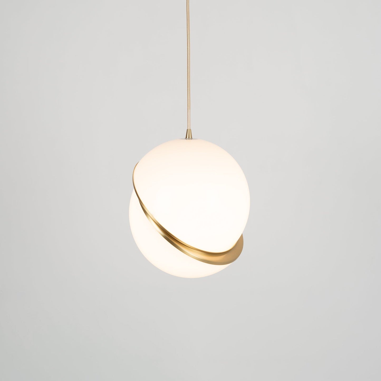 Halvmåne Pendel – Moderne Loftlampe i Unikt Måneformet Design til Spisestue og Stue
