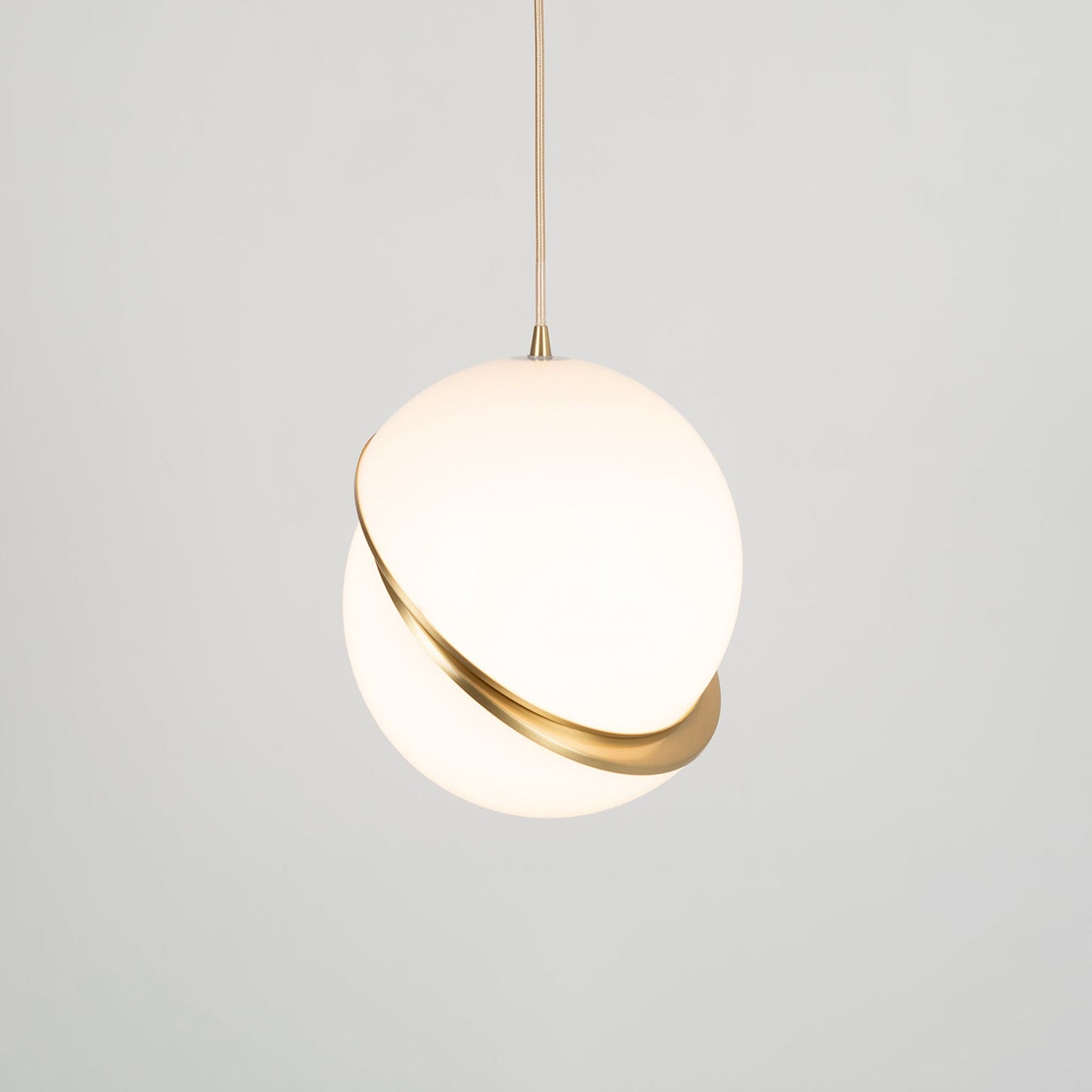 Halvmåne Pendel – Moderne Loftlampe i Unikt Måneformet Design til Spisestue og Stue