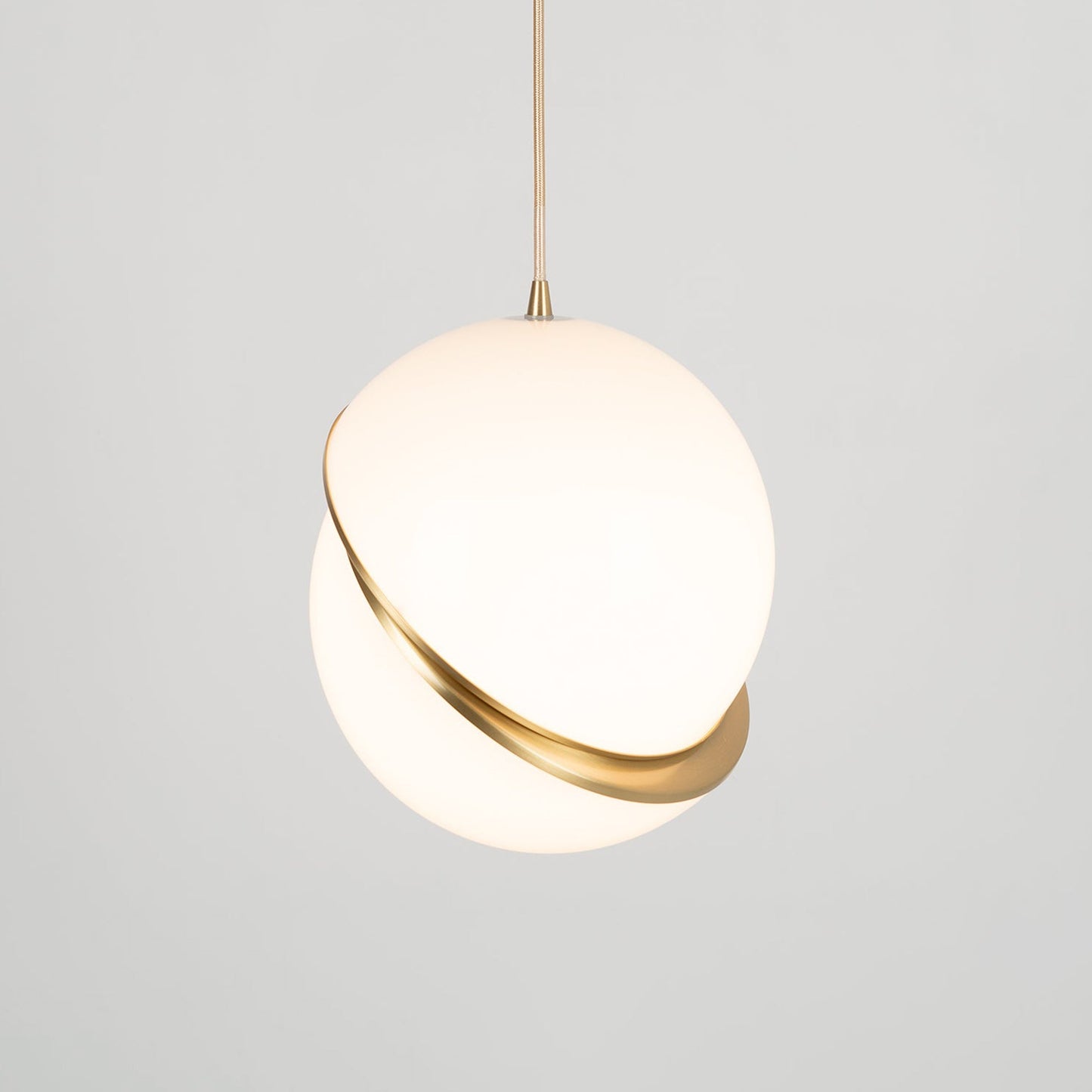 Halvmåne Pendel – Moderne Loftlampe i Unikt Måneformet Design til Spisestue og Stue