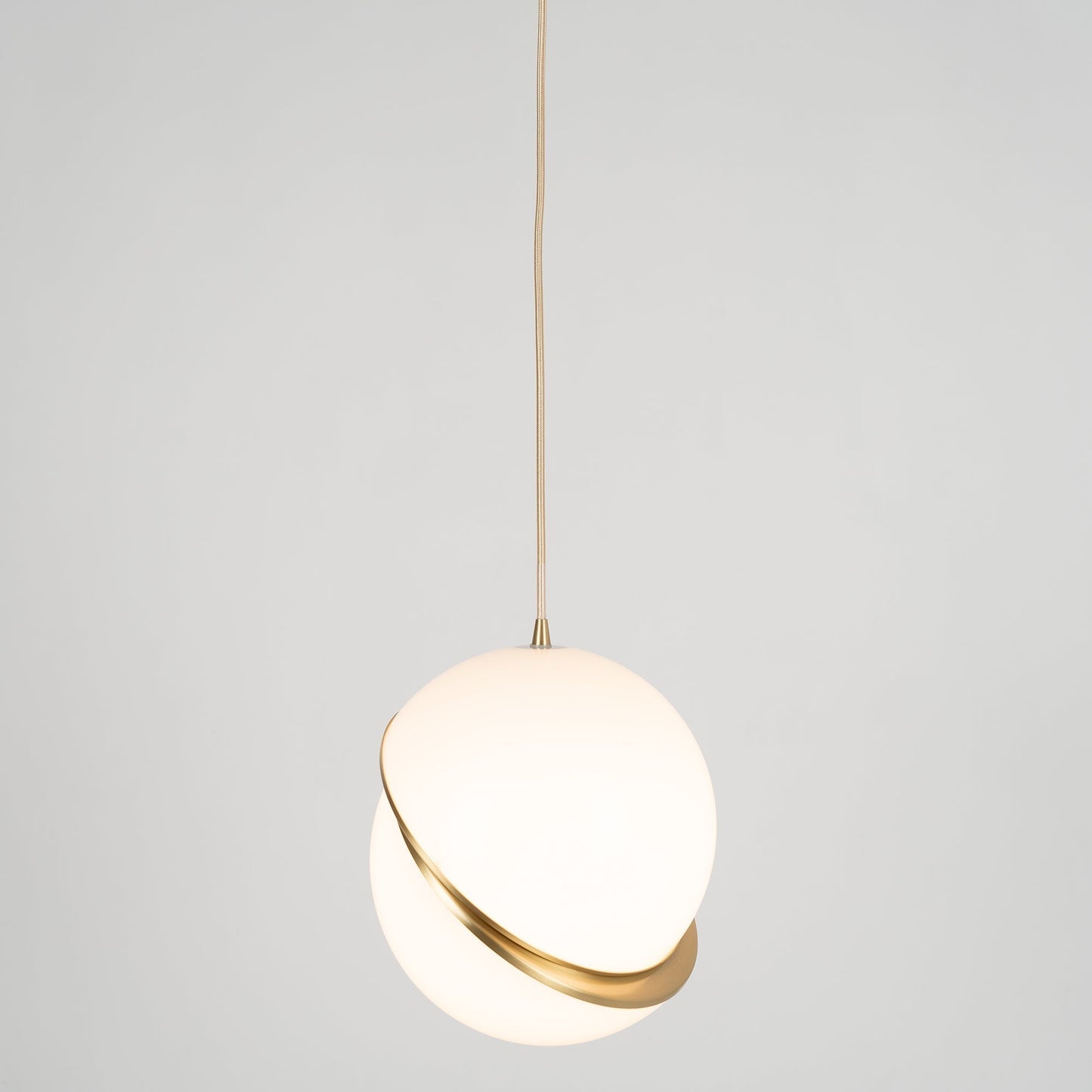 Halvmåne Pendel – Moderne Loftlampe i Unikt Måneformet Design til Spisestue og Stue