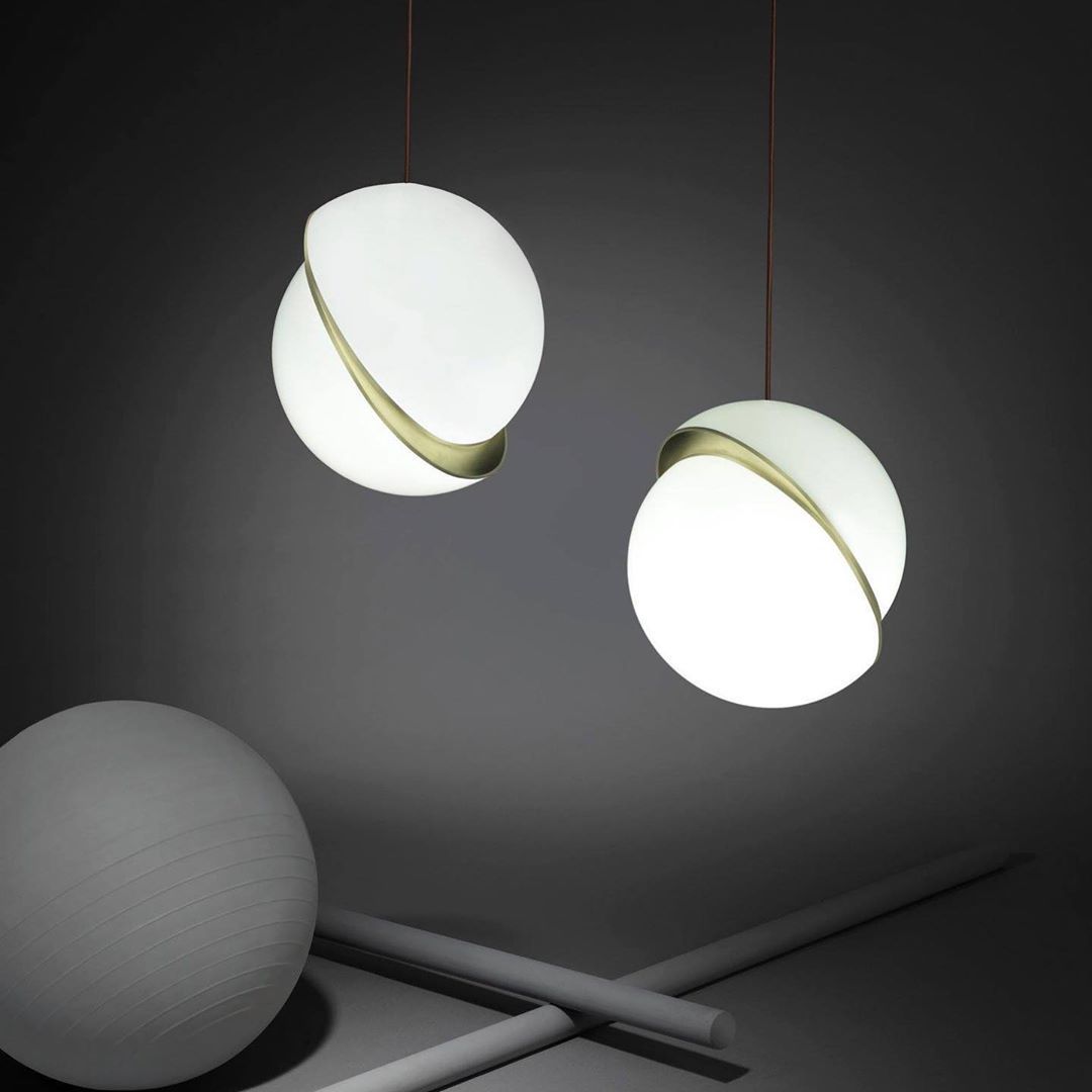 Halvmåne Pendel – Moderne Loftlampe i Unikt Måneformet Design til Spisestue og Stue