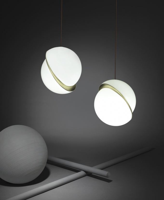 Halvmåne Pendel – Moderne Loftlampe i Unikt Måneformet Design til Spisestue og Stue