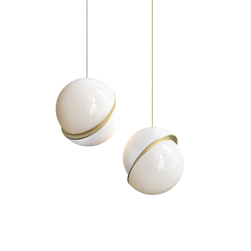 Halvmåne Pendel – Moderne Loftlampe i Unikt Måneformet Design til Spisestue og Stue