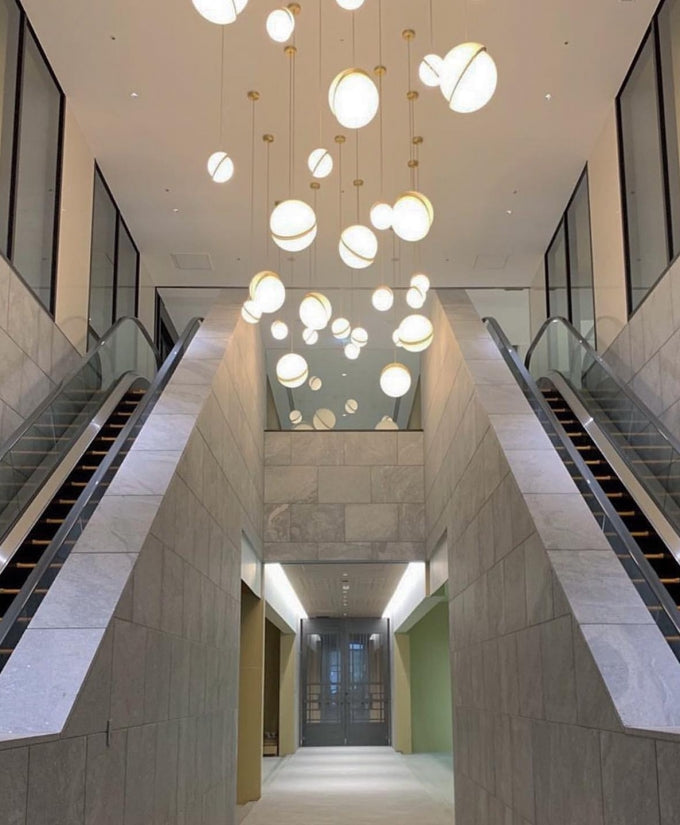 Halvmåne Pendel – Moderne Loftlampe i Unikt Måneformet Design til Spisestue og Stue