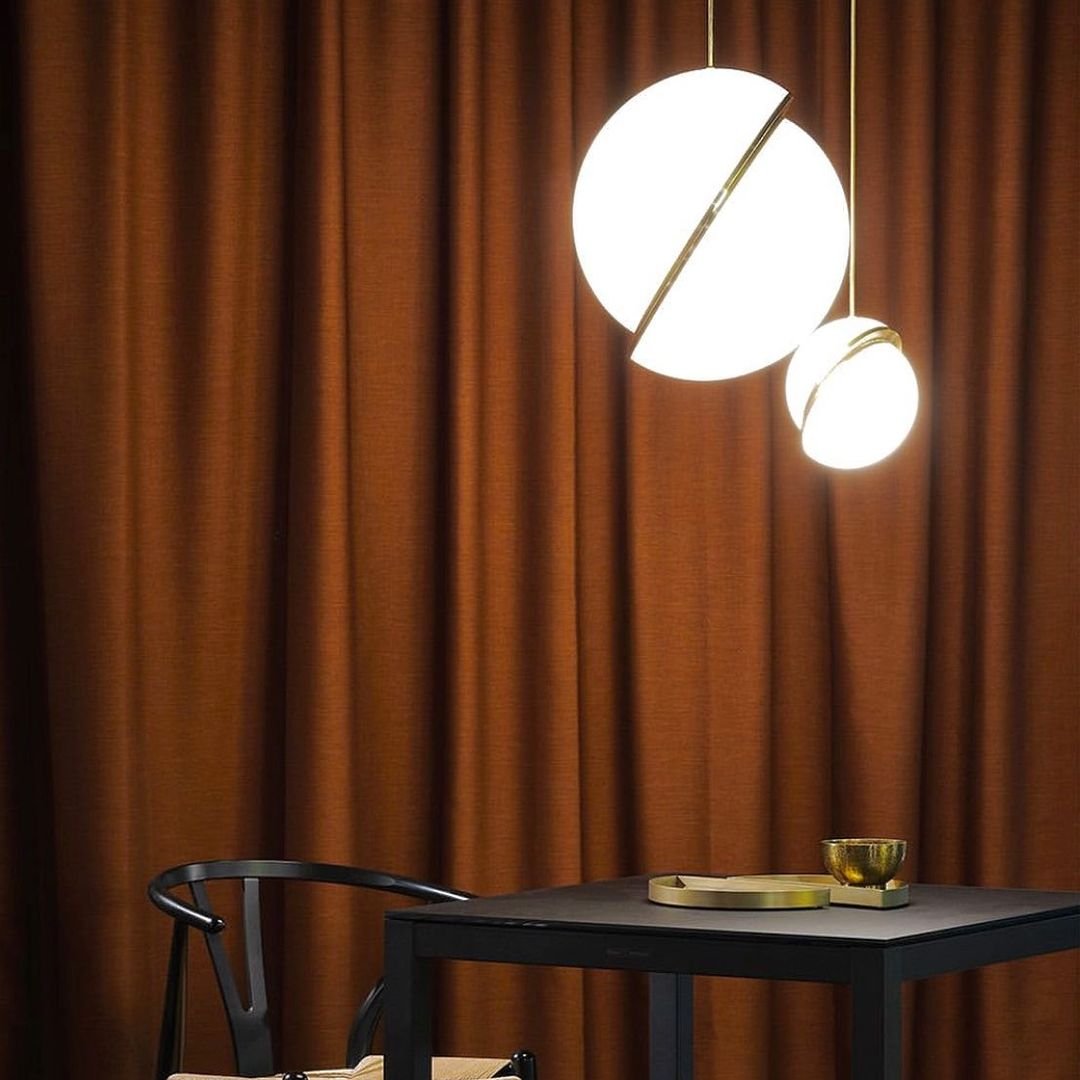 Halvmåne Pendel – Moderne Loftlampe i Unikt Måneformet Design til Spisestue og Stue