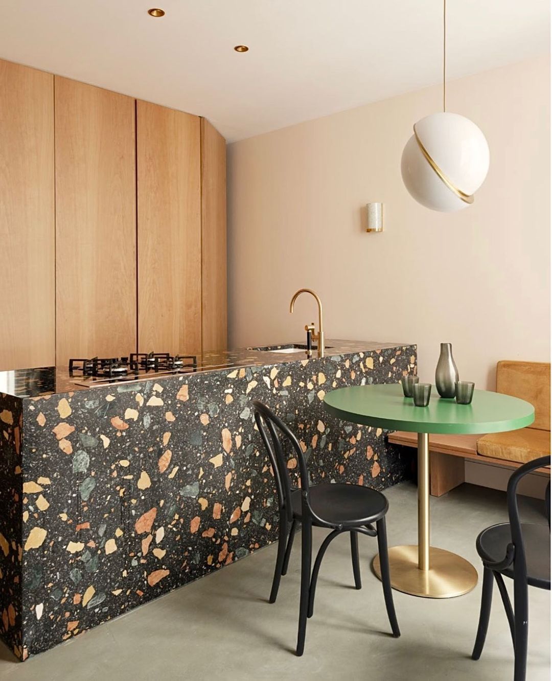 Halvmåne Pendel – Moderne Loftlampe i Unikt Måneformet Design til Spisestue og Stue