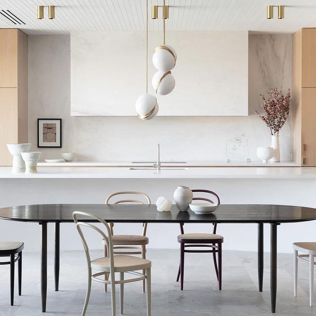 Halvmåne Pendel – Moderne Loftlampe i Unikt Måneformet Design til Spisestue og Stue
