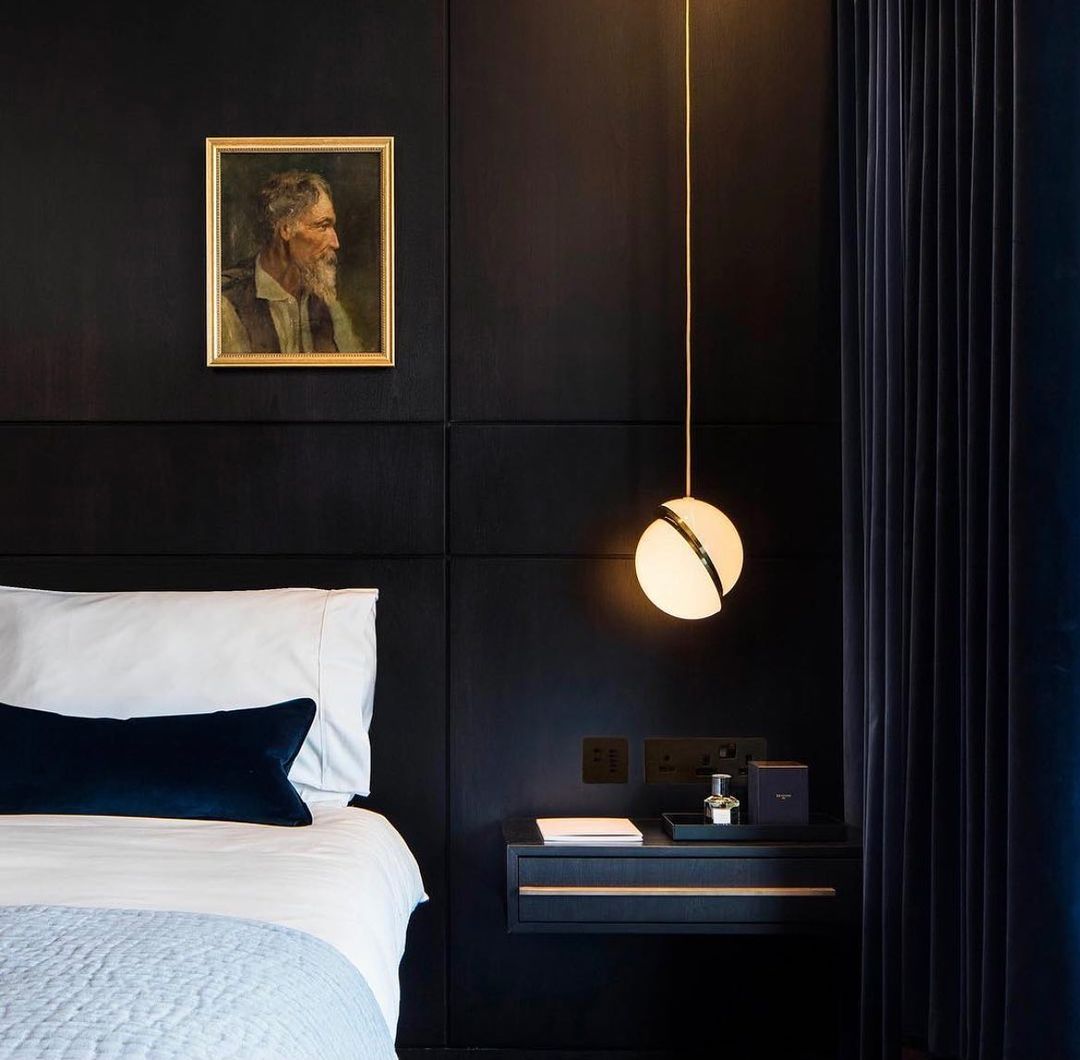 Halvmåne Pendel – Moderne Loftlampe i Unikt Måneformet Design til Spisestue og Stue