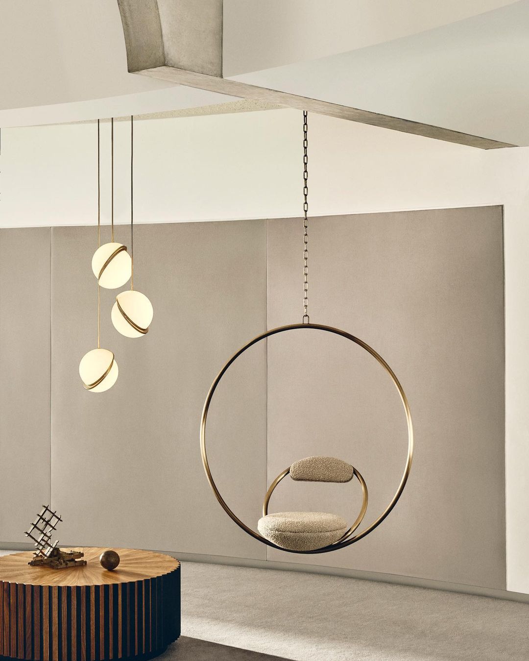 Halvmåne Pendel – Moderne Loftlampe i Unikt Måneformet Design til Spisestue og Stue