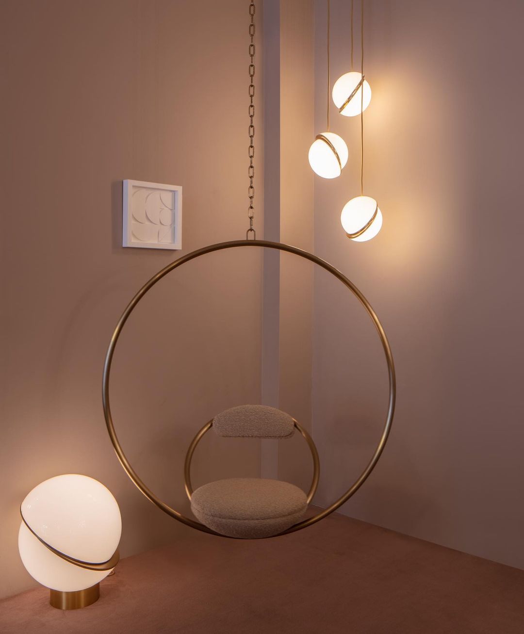 Halvmåne Pendel – Moderne Loftlampe i Unikt Måneformet Design til Spisestue og Stue