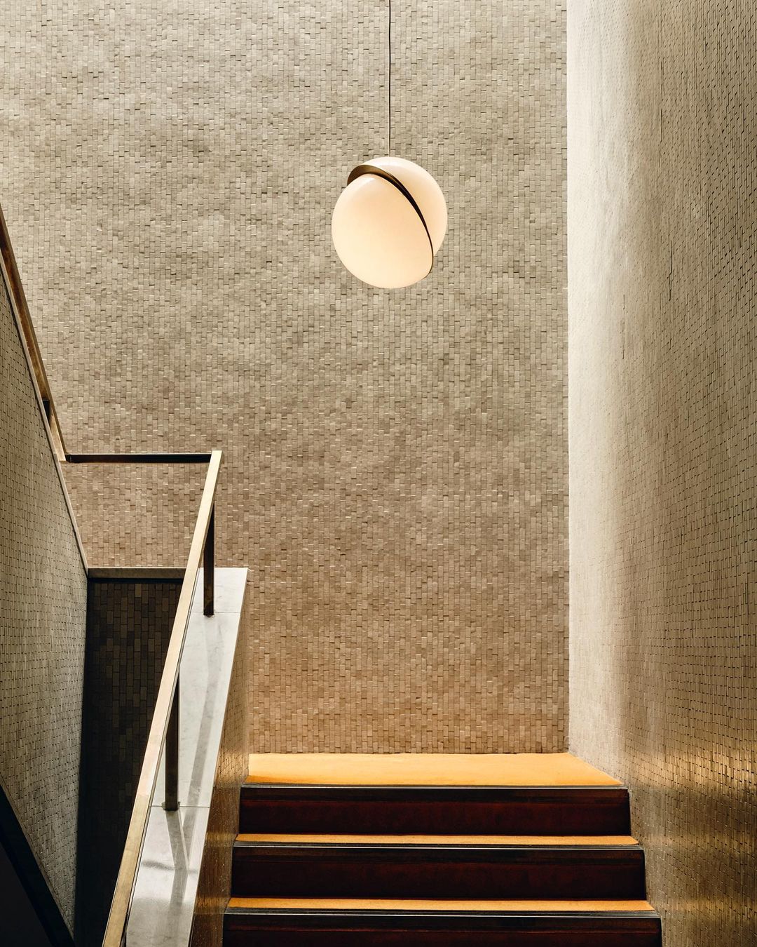Halvmåne Pendel – Moderne Loftlampe i Unikt Måneformet Design til Spisestue og Stue