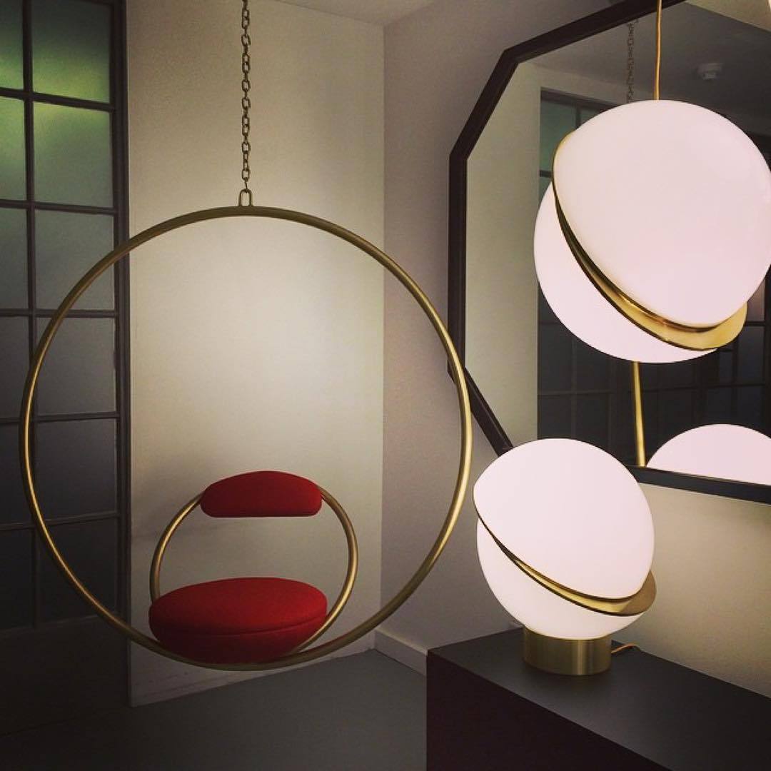 Halvmåne Pendel – Moderne Loftlampe i Unikt Måneformet Design til Spisestue og Stue