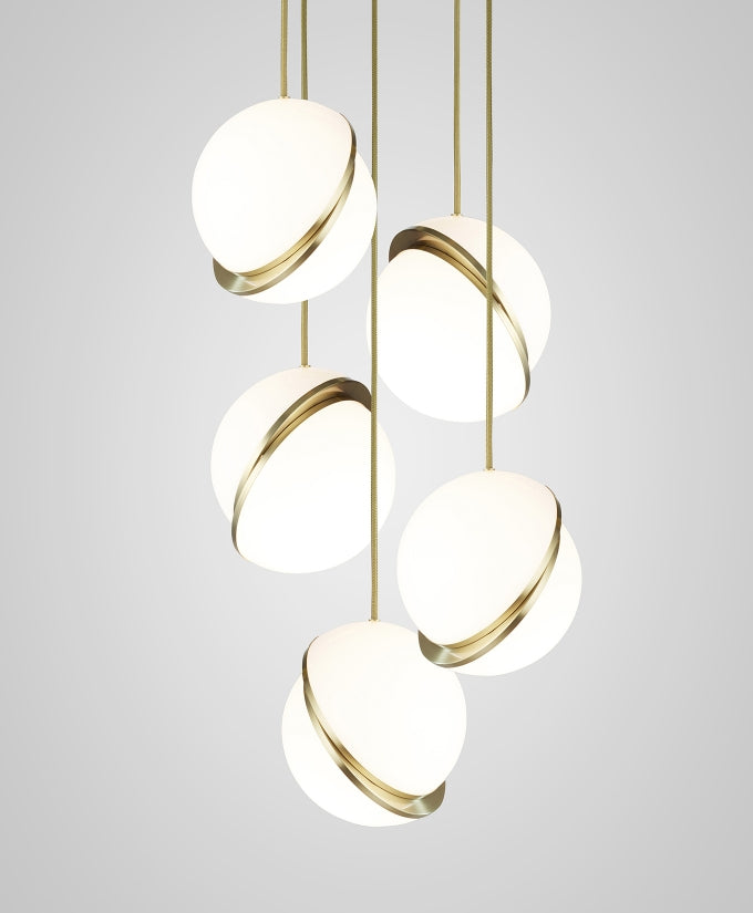 Halvmåne Pendel – Moderne Loftlampe i Unikt Måneformet Design til Spisestue og Stue