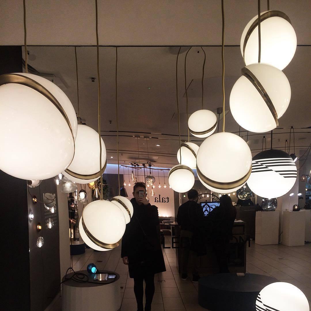 Halvmåne Pendel – Moderne Loftlampe i Unikt Måneformet Design til Spisestue og Stue