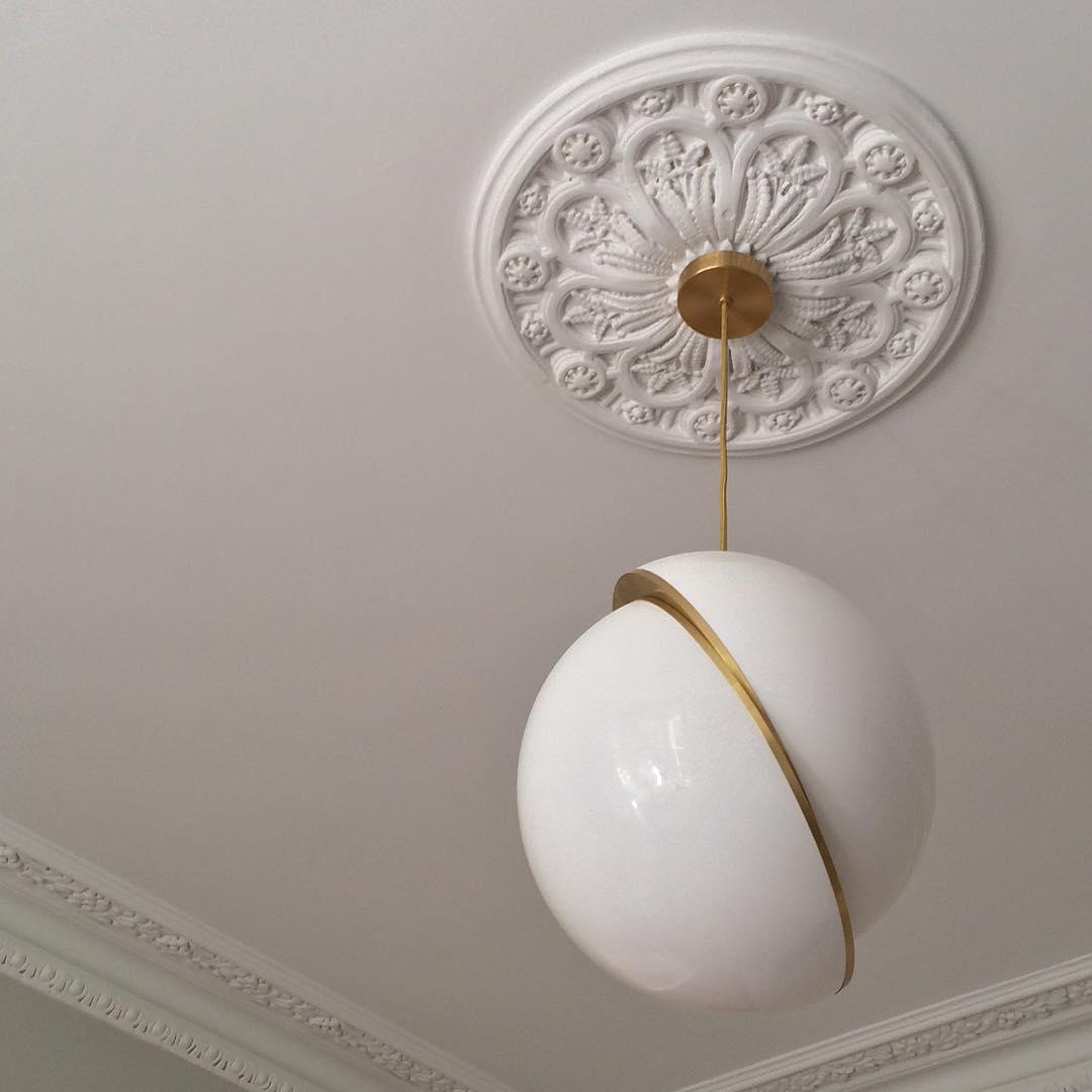 Halvmåne Pendel – Moderne Loftlampe i Unikt Måneformet Design til Spisestue og Stue