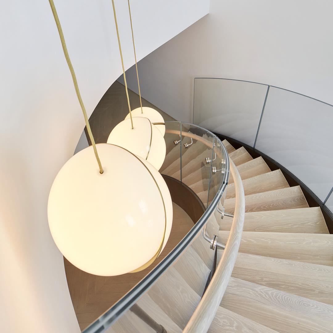 Halvmåne Pendel – Moderne Loftlampe i Unikt Måneformet Design til Spisestue og Stue